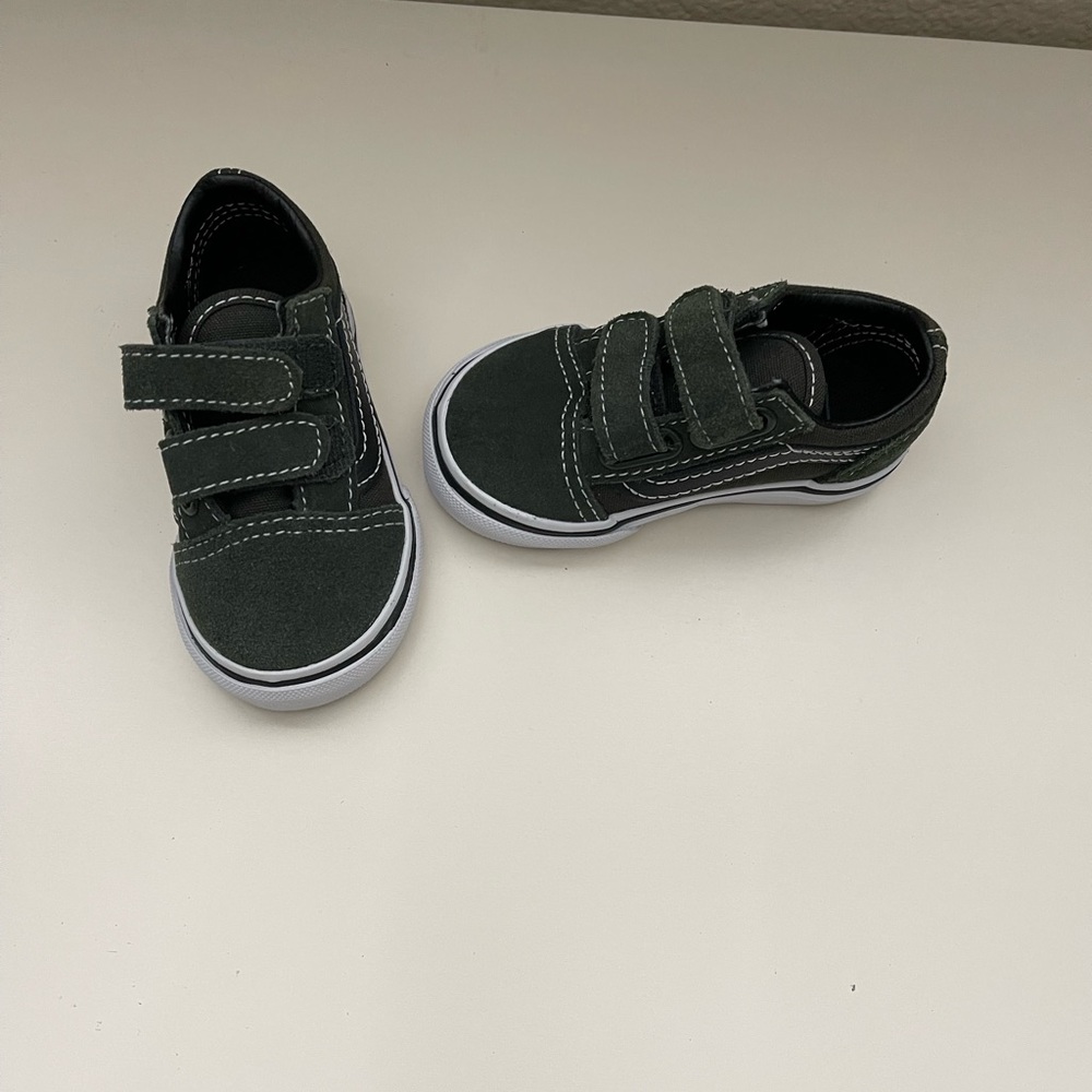 Never worn VANS size 4 army green